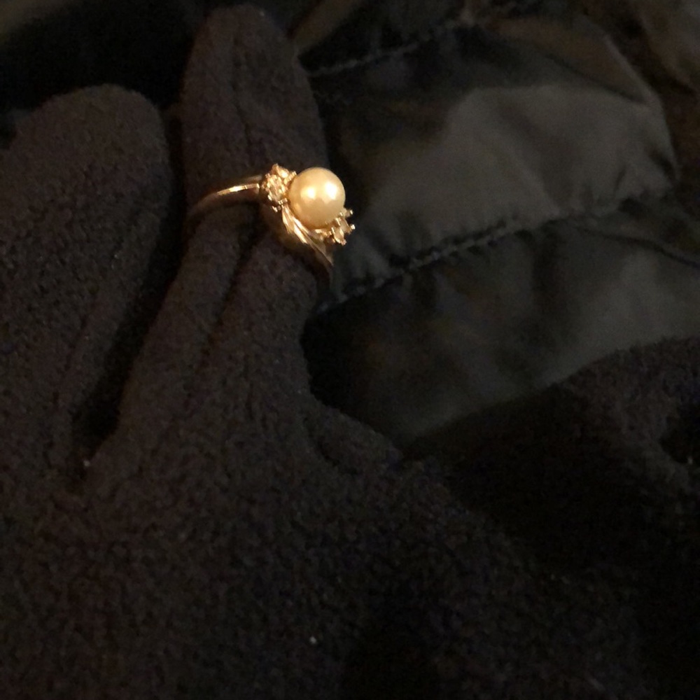 Ladies pearl ring